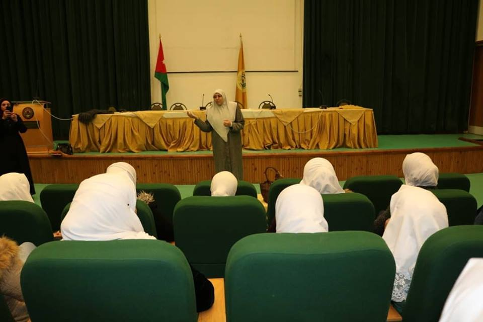Fatima Al - Zahra elementary school students in a scientific visit to the university